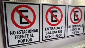 Letrero Tránsito No Estacionar Frente al Portón