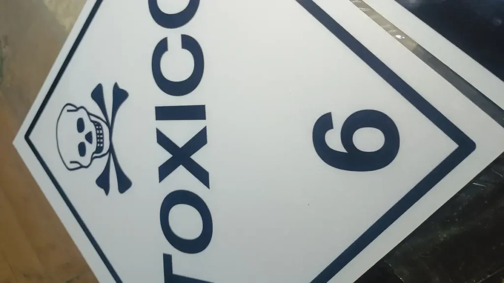 Señalización de sustancias peligrosas, tóxicas e inflamables grado industrial.