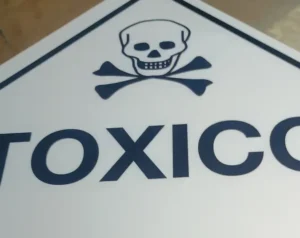 Señalización de sustancias peligrosas, tóxicas e inflamables grado industrial.