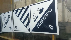 Señalización de sustancias peligrosas, tóxicas e inflamables grado industrial.