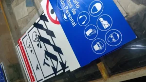Letreros de seguridad industrial y uso obligatorio de EPP para plantas.