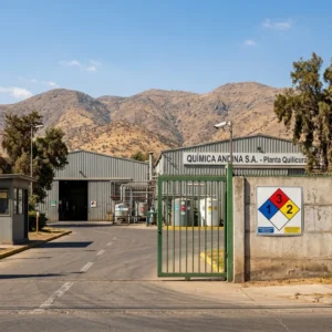 Rombo NFPA 704 y pictogramas de peligro GHS en bodega de almacenamiento de sustancias peligrosas en Santiago de Chile, reglamento DS 43